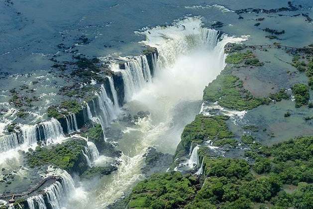 Conjunto de mais de 275 quedas d'água, considerado uma das Sete Maravilhas Naturais do planeta. 