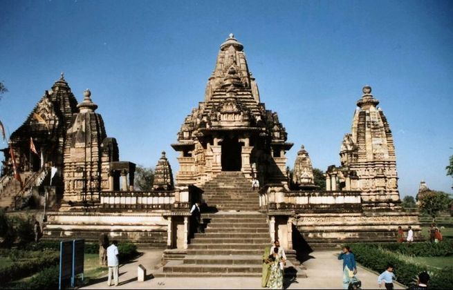 Conjunto de Monumentos de Khajuraho (Índia) - Grupo de templos hindus medievais, cuja arquitetura é de estruturas feitas em espiral. Famoso também pelas esculturas eróticas. Os templos foram feitos entre os anos 950 e 1050 pela dinastia dos Chandelas, seguidores do culto tântrico.