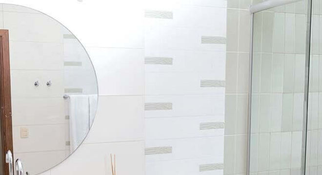 Conjunto de tapetes utilizados como enfeites para banheiro pequeno