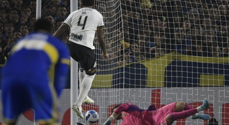 Gil cobrou e marcou o gol que selou a histórica classificação na Bombonera. Corinthians épico