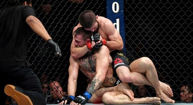 McGregor recebe golpe de Nurmagomedov em sua última derrota no UFC