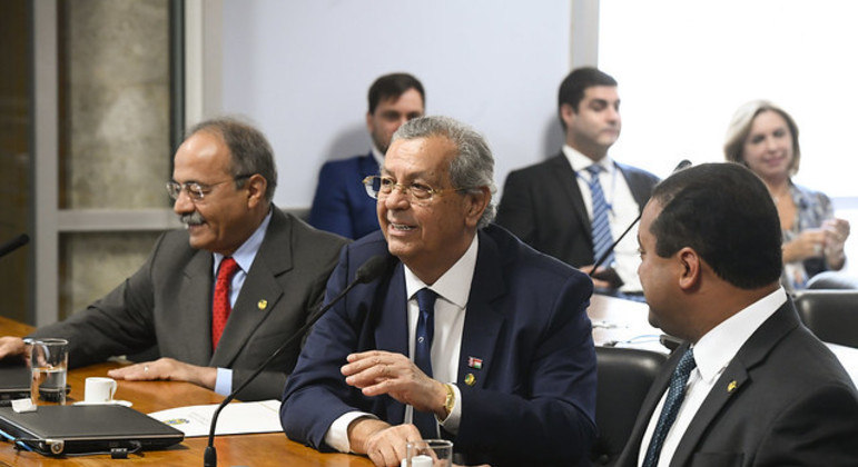 Última reunião do Conselho de Ética do Senado; no centro, senador Jayme Campos
