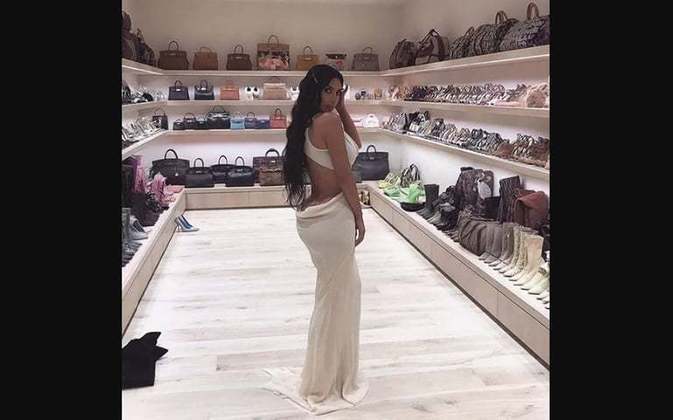 Considerada uma das maiores influenciadoras do mundo, a América Kim Kardashian tem de tudo na mansão dela, inclusive esse closet. O cômodo, sozinho, é maior do que muita casa por aí. A residência dela é avaliada em R$ 100 milhões. 