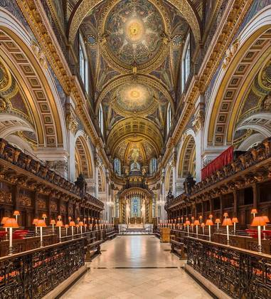 Considerada uma das obras-primas da arquitetura europeia, a Catedral de Saint Paul foi projetada por Christopher Wren e se tornou um um dos principais pontos turísticos de Londres, recebendo grandes casamentos, como o do príncipe Charles com Lady Di em 1981.