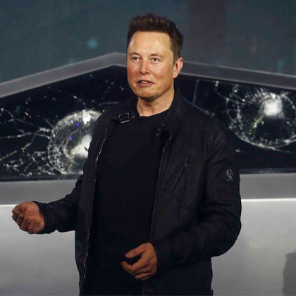 Considerado o homem mais rico do mundo, Musk tem uma fortuna estimada em 263 bilhões de dólares, cerca de 1 trilhão de reais. Uma pesquisa da Tipaldi Approve prevê que em 2024 ele vai alcançar 1 trilhão de dólares. Hoje, tem 50 anos. 