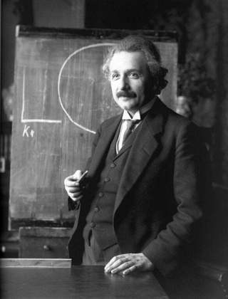Considerado uma das maiores mentes do século, Einstein apresentou, em 1905, a Teoria da Relatividade, que transformou para sempre a compreensão do espaço, tempo e gravidade.