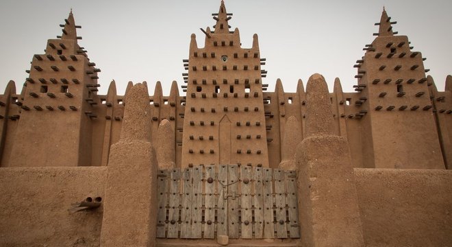 As mudanças climáticas têm reduzido a disponibilidade de adobe de alta qualidade para construções históricas em Djenné, no Mali