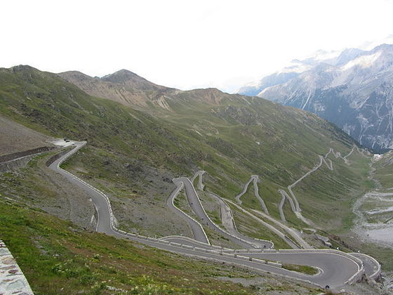 Construída em 1820, é a estrada situada a maior altitude na Itália: 2.757m.  