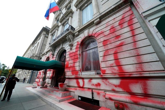 Este ato de vandalismo coincide com a formalização pelo presidente russo Vladimir Putin da anexação de quatro territórios da Ucrânia, após referendos denunciados como farsa pelos Estados Unidos e pela União Europeia