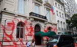 A fachada do consulado russo em Nova York foi pichada de vermelho no que parece ser um ato de protesto coincidindo com a anexação de quatro regiões da Ucrânia pela Rússia