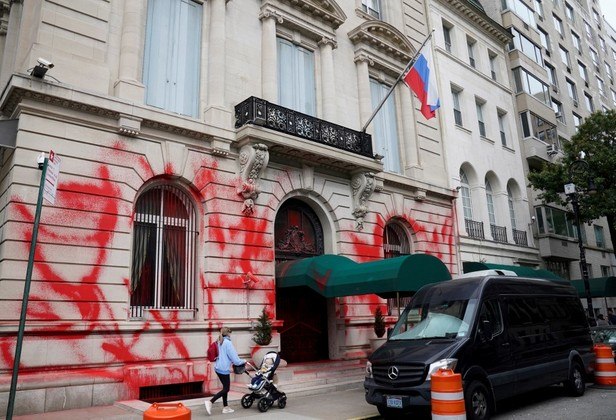 A fachada do consulado russo em Nova York foi pichada de vermelho no que parece ser um ato de protesto coincidindo com a anexação de quatro regiões da Ucrânia pela Rússia