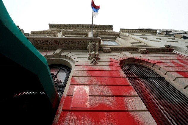 Nesta sexta-feira (30), grandes pichações em vermelho cobriram parte da fachada do consulado, um edifício de estilo renascentista no bairro Upper East Side, em Manhattan, segundo um fotógrafo da AFP