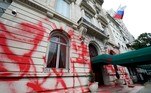 O portão de entrada também estava coberto de vermelho