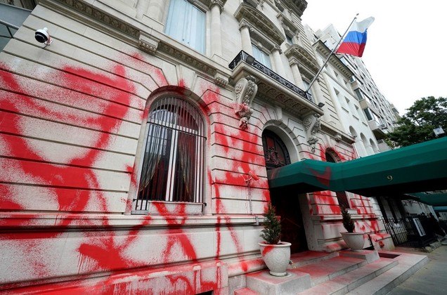 O portão de entrada também estava coberto de vermelho