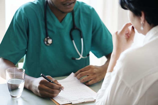Diante das condições causadas por alterações intestinais, é imprescindível se atentar aos sinais de que algo está errado. Os primeiros sintomas, segundo Edvânia, podem ser distensão abdominal, língua branca, alteração de humor, inchaço e fadiga. No caso das crianças, quando elas começam a rodar muito no berço em sentido horário e suar excessivamente, é um sintoma de intolerância alimentar. O sentido horário é como o intestino funciona, então a criança, pela inércia, se move na cama. Já para os adultos, aqueles que suam excessivamente à noite, mexem-se muito na cama e tem quadros de confusão mental, como o esquecimento de algumas palavras, devem investigar alguma intolerância alimentar. Por fim, a nutricionista esclarece que a escala de Bristol é uma forma de perceber se a forma das fezes humanas está correta, pois 'quando ela começa a ser fragmentada e não termina com aquela pontinha, isso é uma atenção que você precisa ter para o seu intestino'.É sempre válido dar importância para os sinais dessa parte do corpo, já que com 'você mais nutrido, o intestino funcionando, tem muito mais saúde, bem-estar, longevidade e felicidade'.*Estagiária do R7 sob supervisão de Fernando Mellis