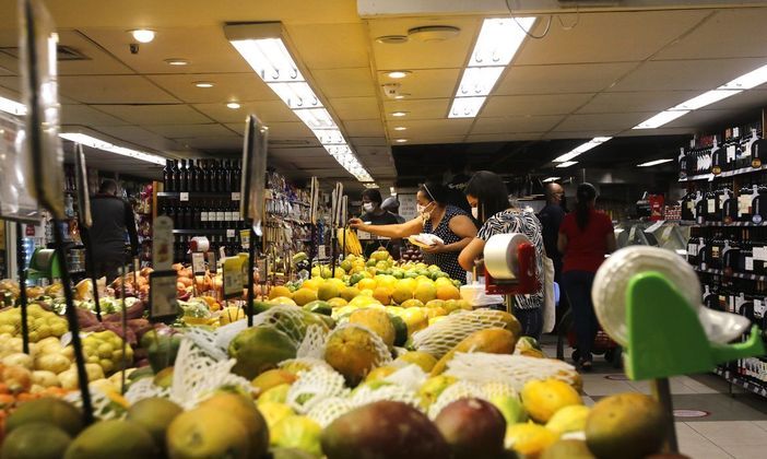 

Cuidado com a compra de frutas, verduras e legumes. O ideal
é ter em mente o cardápio da semana para não comprar demais e jogar fora.
'Jogar fora comida é a mesma coisa que rasgar dinheiro.  Foto: Tânia Rêgo/Agência Brasil
