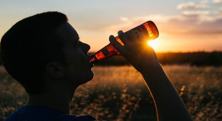 Pandemia causou aumento na venda de bebida e das mortes por doenças ligadas ao álcool