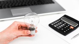 TIM oferece energia renovável e desconto na conta de luz para seus colaboradores (Freepik)
