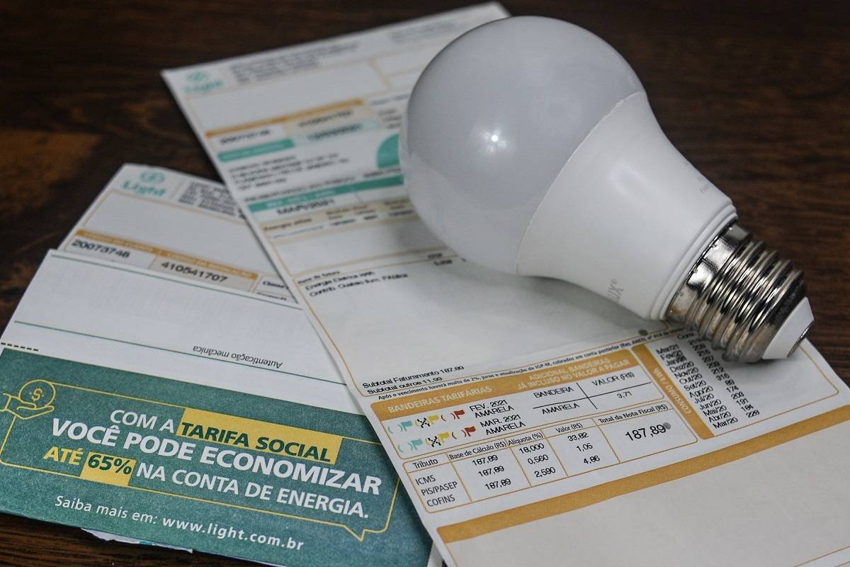 Conta de luz: reajustes de Light e Enel entram em vigor hoje. Confira dicas  para economizar