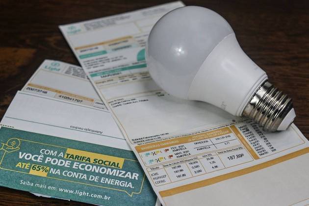 Com a entrada do inverno nesta quarta-feira (21), o uso do chuveiro em potência máxima passa a ser um dos vilões do aumento da conta de energia elétrica nesta época do ano. Além disso, aquecedor de ambientes, ferro de passar roupas, lava-louça, máquina de secar roupa e torneira elétrica também passam a ser mais utilizados. Segundo Wagner Carvalho, CEO e especialista em eficiência energética da W-Energy, só o chuveiro elétrico consome, em média, 30% a mais de energia. 'O cuidado com o uso do chuveiro elétrico precisa ser redobrado, pois, além do alto consumo de energia, há o desperdício de água, já que o tempo do banho costuma ser maior. Isso sem falar no uso de torneiras aquecidas, máquina de secar roupas e aquecedores', afirma Carvalho