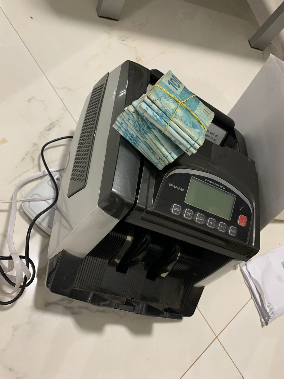 Contador de cédulas apreendido pela Polícia Civil em um dos endereços 