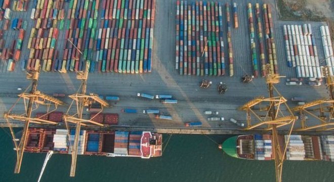 Os navios têm os maiores motores do mundo, alguns com até 100 mil cavalos de potência