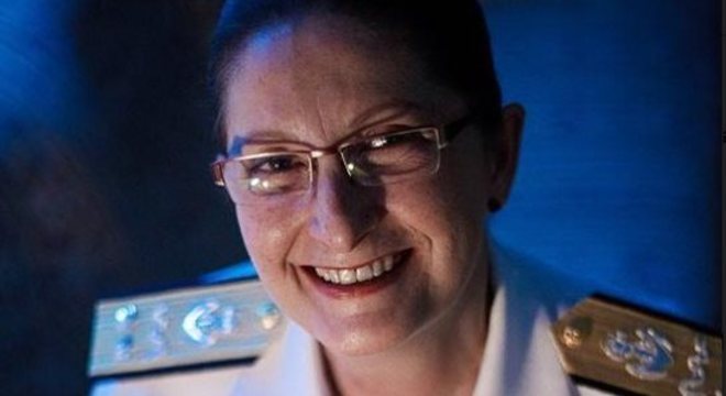  Mulheres militares abordam a contra-almirante e dizem: "agora nós acreditamos" (que mulheres podem ascender na carreira militar). "Isso ficou marcado na minha alma", lembra ela 