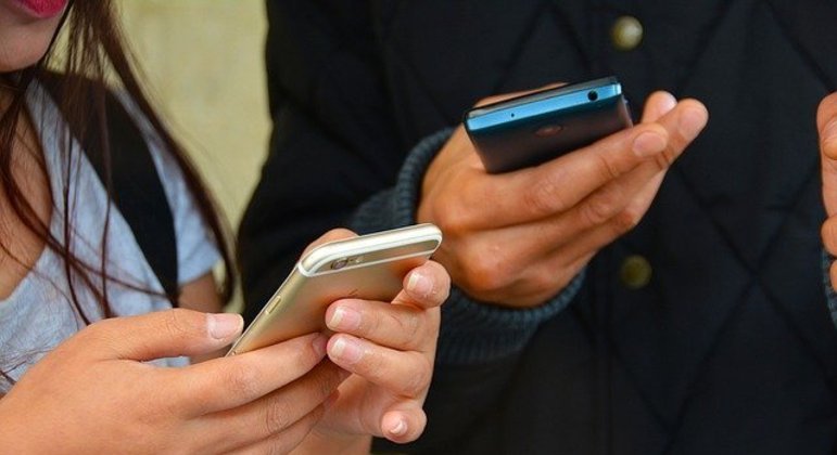 Estudantes de todas as regiões e classes sociais acessam a internet pelo celular
