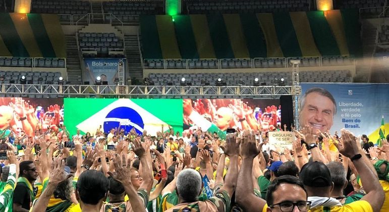 No Maracanãzinho, apoiadores do presidente Jair Bolsonaro acompanham convenção do PL