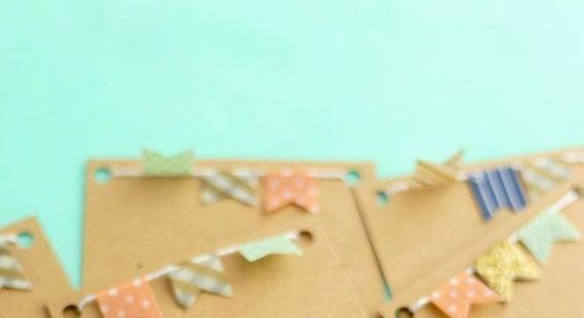 Convite de aniversário infantil com bandeirinhas