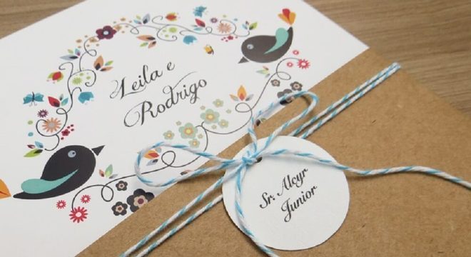 Convite de casamento simples com detalhes coloridos