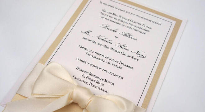 convite de casamento simples com fita de cetim bege
