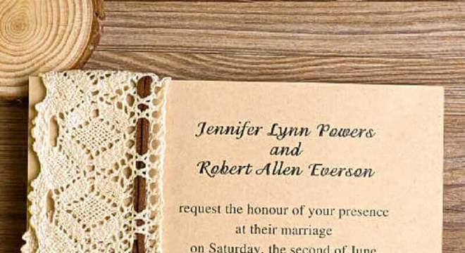 convite de casamento simples e barato com detalhe em renda na lateral 