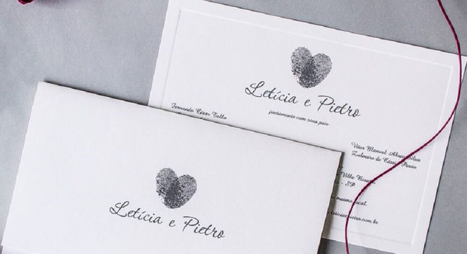 Convite de casamento simples em tons de branco e preto