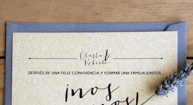 convite de casamento simples feito com papel reciclável e com pequeno raminho de flores decorando
