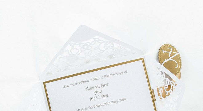 convite simples de casamento com envelope com detalhes vazados 