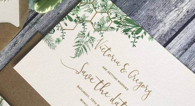 convite simples de casamento com estampa de folhagem 