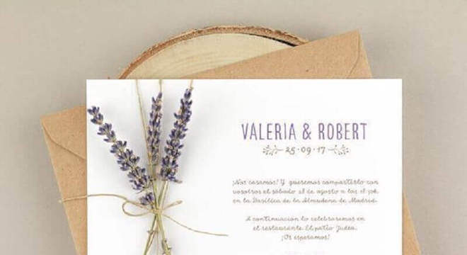 convite simples de casamento com pequeno raminho de flores de lavanda 