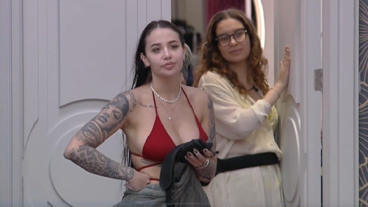Toalha comunitária

Depois de Thiago Servo abalar os colegas ao dizer que pegava a toalha de banho
de outros participantes quando notava que a sua estava usada, foi a vez de
Ricardo entrar no troca-troca. Sem querer, ele utilizou a toalha de Victoria,
que foi tirar satisfação entre risadas. 