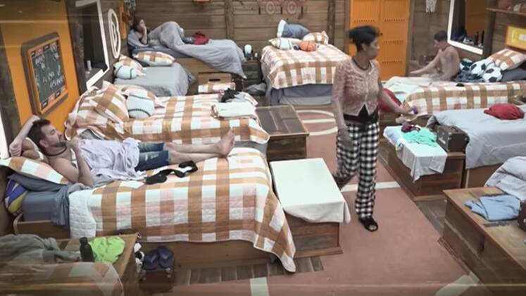 Márcia Fu invadiu furiosa o quarto com um odorizador ao notar que o ambiente estava cheirando a gases. Enquanto parte dos peões deu risada, a outra não gostou nem um pouco do spray. A situação, inclusive, foi apontada em uma dinâmica e a ex-atleta se desculpou por 