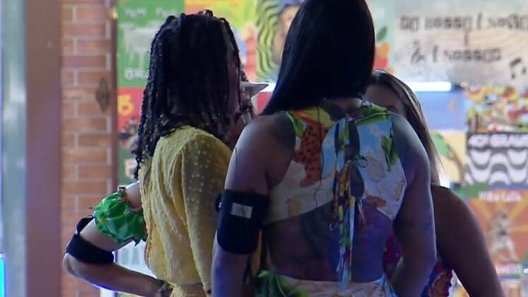 Entrar em um banheiro sujo é o suficiente para tirar muita gente do sério, e foi isso o que aconteceu na Festa Brasil. Ao se depararem com um absorvente na privada, Jenny e Lily foram tirar satisfações com Kally, mas o que poderia ser uma conversa evoluiu para uma treta gigante. Tal foi a situação que Black teve que se envolver para que a cantora e a influenciadora não partissem para o 