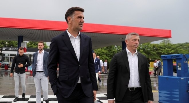 Técnico da Sérvia, Mladen Krstajić (à esq.) anunciou 27 nomes em um posto de gasolina