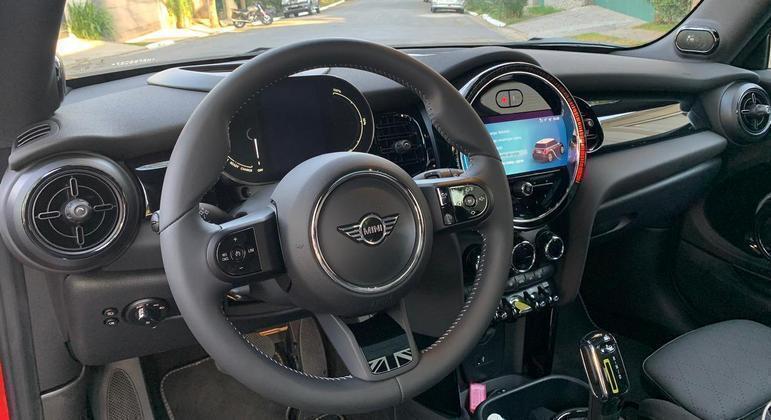 Interior do Mini Cooper S E elétrico