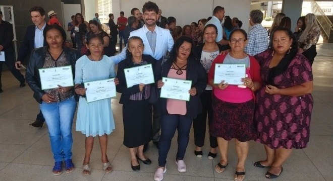 Lúcia (ao centro) posa com certificado, ao lado de suas colegas de cooperativa