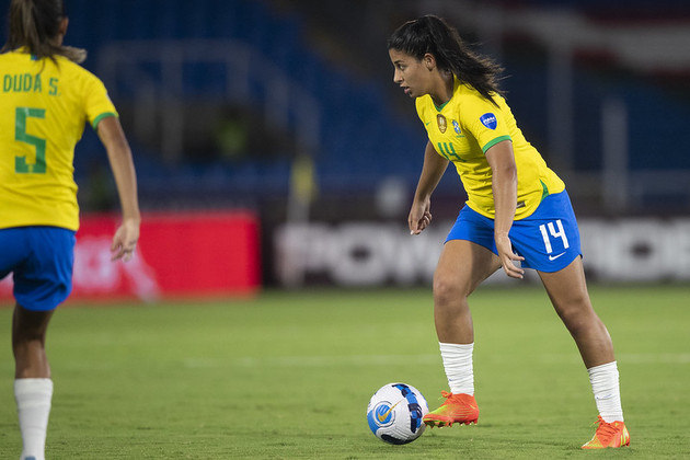 Aos 21 anos, Duda Sampaio veste a amarelinha pela primeira vez. Pela seleção são quatro jogos e um gol. No Campeonato Brasileiro feminino, Duda é a líder em assistências, com oito no total. Hoje, joga no Internacional, porém já passou por América-MG e Cruzeiro. Duda veste a 14 no uniforme amarelo