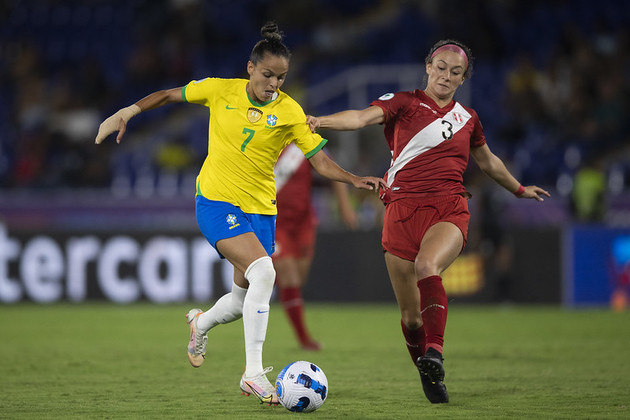 Gabi Portilho, de 27 anos, apareceu pela primeira vez nas convocações da seleção quando a técnica precisou substituir a craque Marta. Por enquanto, Portilho tem três jogos e uma assistência com a amarelinha. No Corinthians, atual clube, a atacante tem 11 jogos e três gols nessa temporada. A camisa 7 da seleção já tem uma passagem pela Europa, quando jogou no Madrid CFF, da Espanha