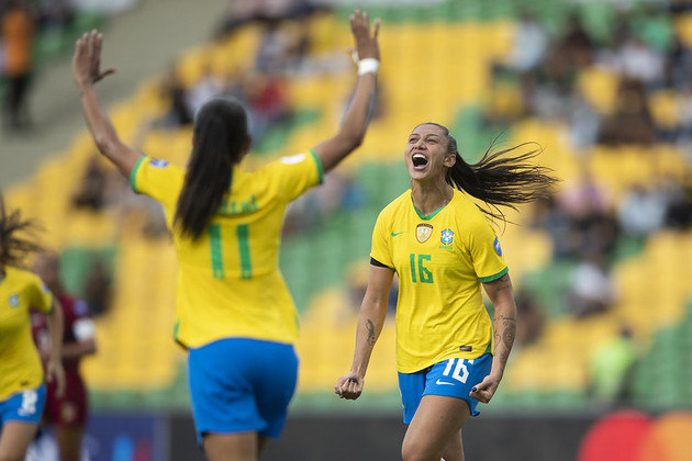 A Copa América Feminina foi uma espécie de recomeço para a seleção brasileira. Sem a craque Marta, seis vezes melhor jogadora do mundo, o time fez grandes apresentações e chega neste sábado (30) à final da competição. Bia Zaneratto é uma das responsáveis por continuar o legado da camisa 10. Depois de passagem pela China, a Imperatriz voltou ao Palmeiras e já é a artilheira do campeonato brasileiro, com oito gols. Na Copa América, a camisa 16 do Brasil já anotou três&nbsp;