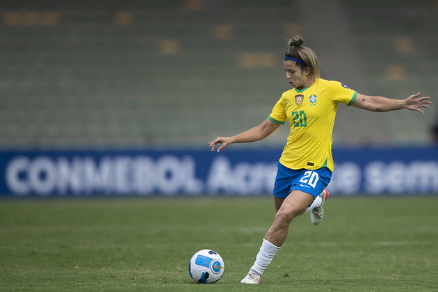Fê Palermo mostra que a defesa brasileira é tão competente quanto o ataque. Até as semifinais, o Brasil não sofreu nenhum gol. A camisa 20 da seleção joga já passou por Flamengo, Santos e hoje atua como defensora no São Paulo