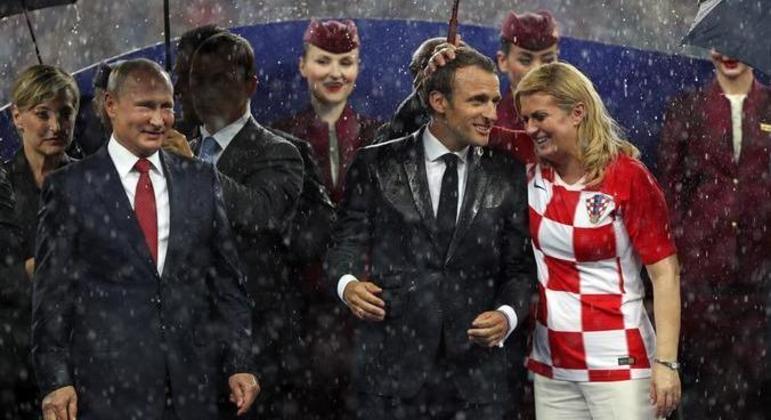Putin, Macron e Karlinka, na decisão da Copa da Rússia
