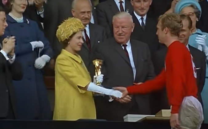 A Copa do Mundo de 1966 aconteceu na Inglaterra, e a rainha entregou o troféu do Mundial a Bobby Moore, capitão da seleção inglesa, que foi a equipe campeã